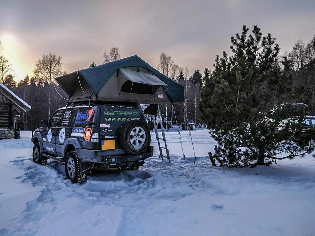 Daktent in de sneeuw