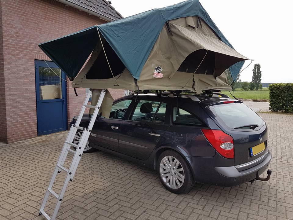 Tembo daktent op een auto type break